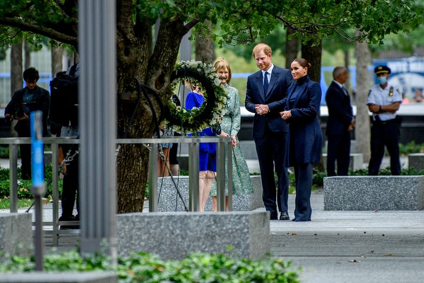 Meghan, duquesa de Sussex y el príncipe Harry, duque de Sussex visitan el Memorial del 11 de septiembre el 23 de septiembre de 2021 en la ciudad de Nueva York.