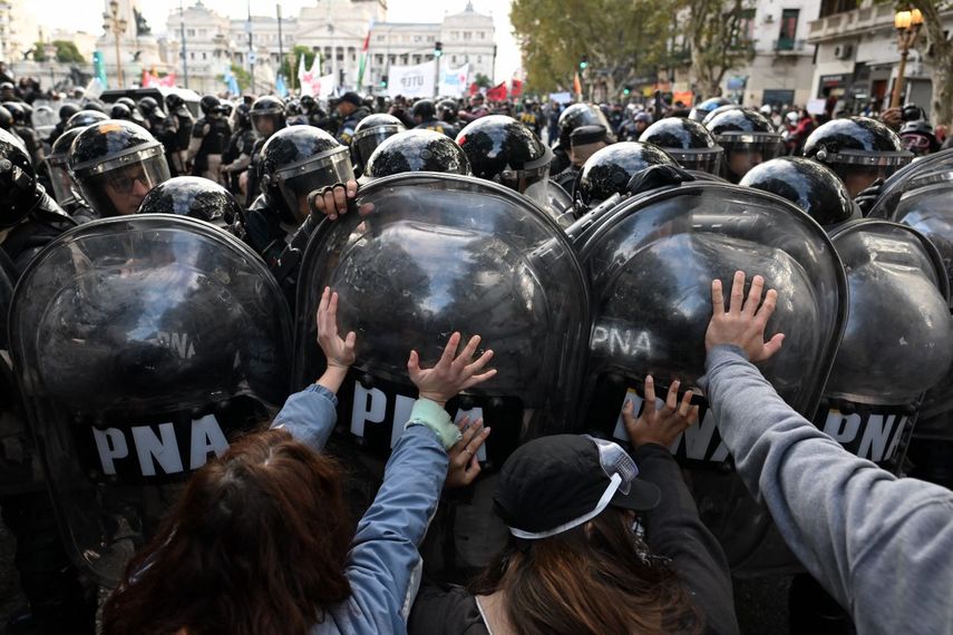 Manifestantes se enfrentan con agentes de la policía antidisturbios frente al Congreso Nacional en Buenos Aires el 21 de mayo de 2025, durante una protesta convocada por jubilados contra las medidas económicas del gobierno del presidente Javier Milei y exigiendo un aumento de sus pensiones.