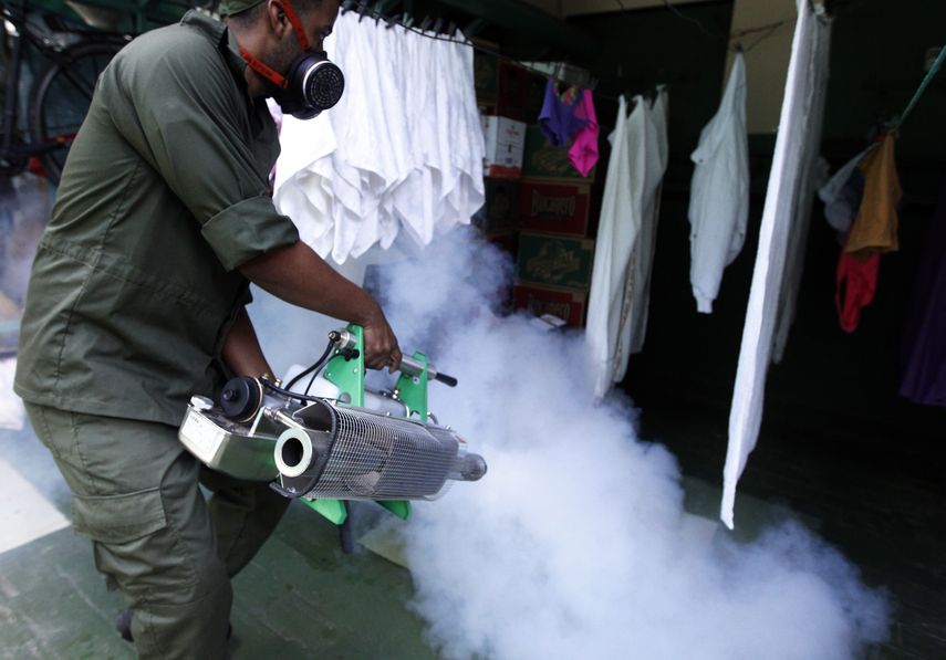 Un joven participa en la campaña para luchar contra el mosquito transmisor del virus del&nbsp;zika,&nbsp;dengue&nbsp;y chikungunya, en La Habana (Cuba).&nbsp;
