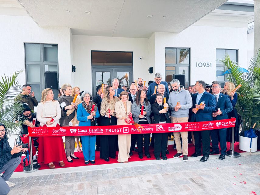 Funcionarios locales, líderes comunitarios, organizaciones, equipo de Casa Familia, familiares y residentes antes del corte de cinta.