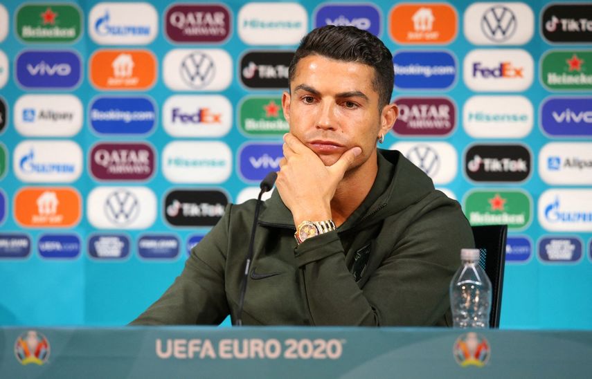 En esta fotografía tomada y publicada el 14 de junio de 2021 por la UEFA, el delantero portugués Cristiano Ronaldo da una conferencia de prensa