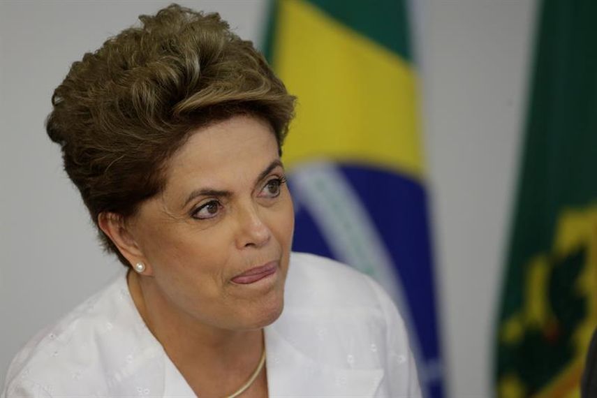 Si el proceso avanza, el Senado votaría por mayoría simple la apertura formal del proceso de juicio político y, en ese caso, Rousseff será apartada durante los 180 días que durará el proceso (EFE)