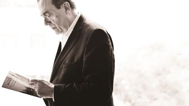 El autor reflexiona durante su visita a nuestra redacción. (Álvaro Mata)