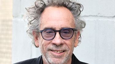 Tim Burton asiste a la sesión fotográfica de Nueva York Beetlejuice Beetlejuice en el JW Marriott Essex House el 17 de agosto de 2024 en la ciudad de Nueva York.
