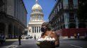 Foto del 16 de junio de 2020 de una mujer con mascarilla para protegerse del coronavirus, en las inmediaciones del Capitolio, en La Habana, Cuba.