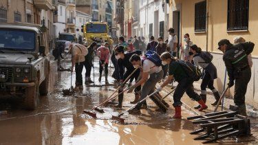 La gente trabaja para limpiar el barro y los escombros de una calle en Aldaia, en la región de Valencia, este de España, el 5 de noviembre de 2024, tras las devastadoras inundaciones. El número de muertos por las peores inundaciones de España en una generación ha ascendido a 217, según los rescatadores.&nbsp;