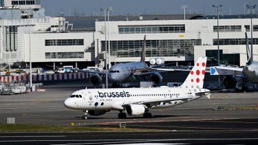  Un avión de Brussels Airlines se observa en la pista del aeropuerto de Zaventem, en Bruselas, el 21 de agosto de 2025. Los vuelos fueron suspendidos la noche del 4 de noviembre de 2025 en el principal aeropuerto de Bruselas, la capital de Bélgica, tras el avistamiento de drones, según informó un portavoz. «No hay vuelos de salida ni de llegada debido a la posible presencia de drones», declaró un portavoz del aeropuerto de Bruselas a la AFP.