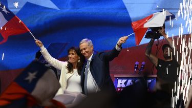 José Antonio Kast junto a su esposa, María Pía Adriasola, celebran los resultados de la segunda vuelta.&nbsp;