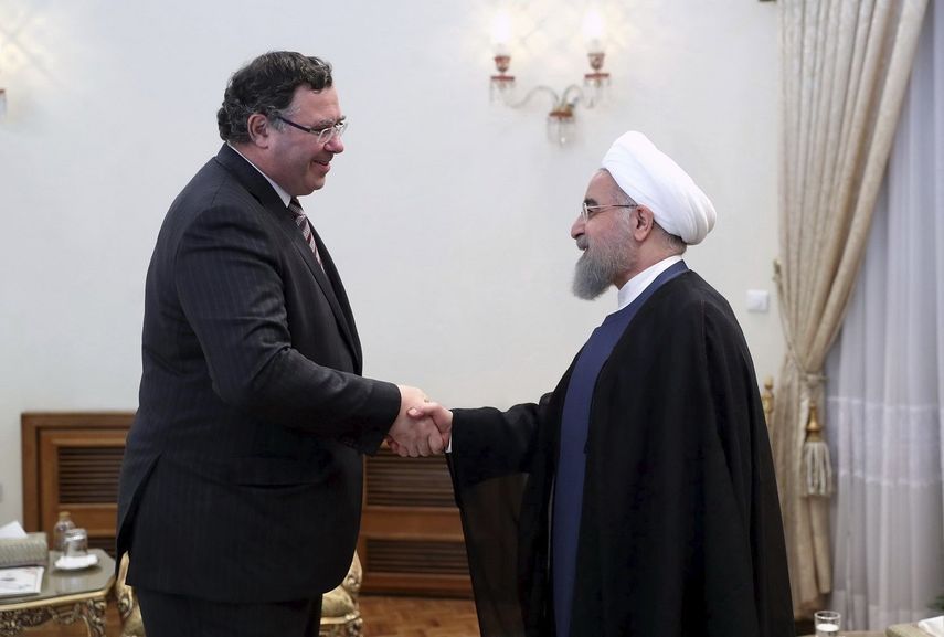 El presidente iraní, Hassan Rouhani (d) recibe al director ejecutivo de Total, Patrick Pouyanne (i) en la Oficina presidencial en Teherán.