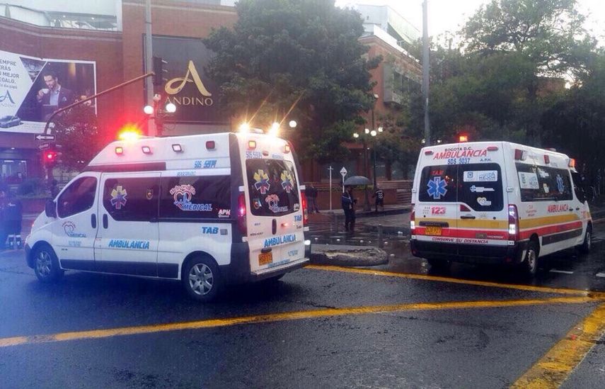 Vehículos de emergencia llegan frente al centro comercial Andino, después del atentado terrorista en Bogotá.