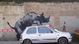 Una nueva obra de arte presentada por Banksy, que representa un rinoceronte que parece subirse a un automóvil, es el octavo mural de su colección de temática animal, ubicada en Westmoor Street en Charlton, sureste de Londres, el lunes 12 de agosto de 2024.