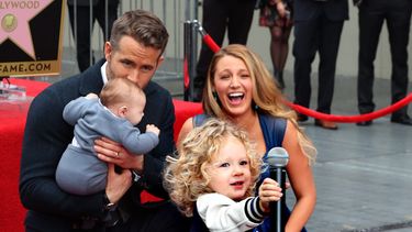El actor canadiense&nbsp;Ryan Reynolds junto a su esposa Blake Lively y sus hijos.