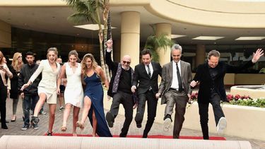 Jimmy Fallon junto a los organizadores de los Golden Globes, desarrollan la alfombra roja para la entrega de la edición numero 74.