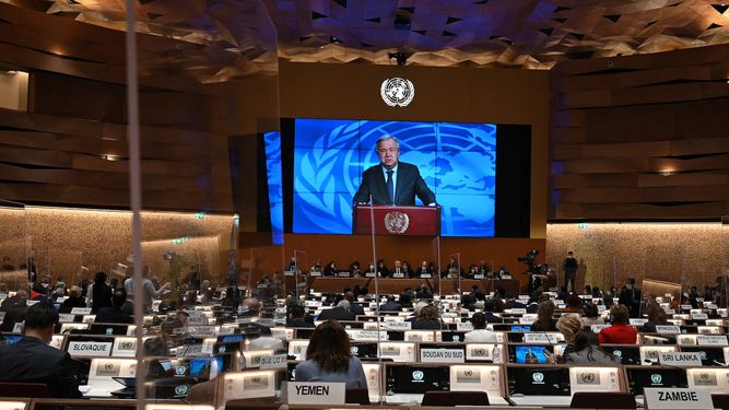 El secretario general de la ONU, Antonio Guterres, aparece en una pantalla mientras pronuncia un discurso remoto en la apertura de una sesión del Consejo de Derechos Humanos de la ONU en Ginebra.&nbsp; &nbsp;
