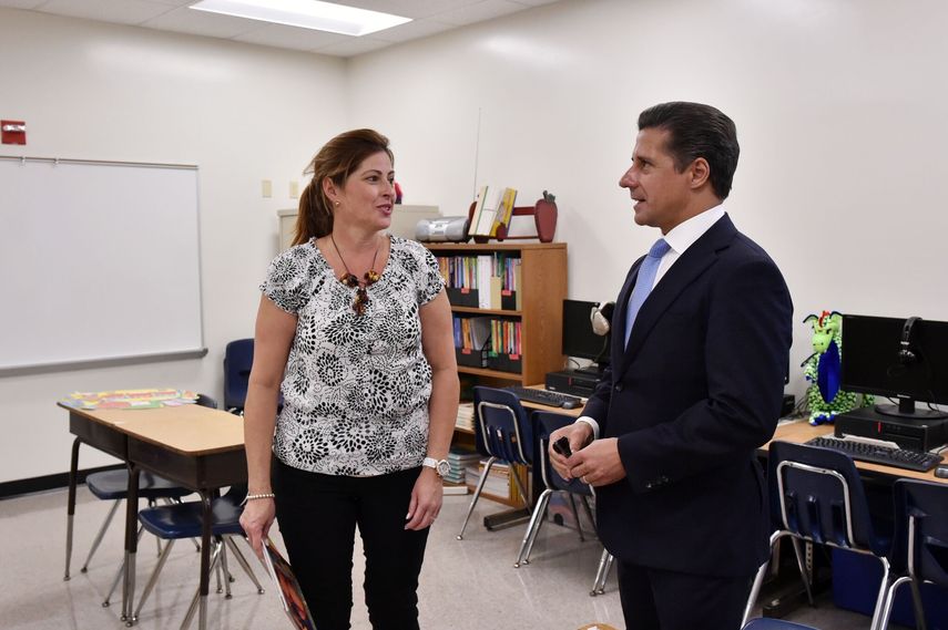 El superintendente Alberto Carvalho durante su visita a la escuela primaria Melrose Elementary School.&nbsp;