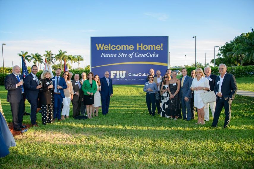 Personalidades y miembros de la Junta de Asesores de CasaCuba en el lugar donde se construirá la sede de la institución.