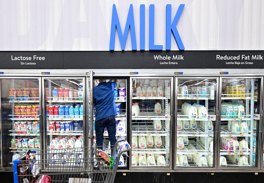 Un empleado repone productos lácteos en un supermercado en EEUU.