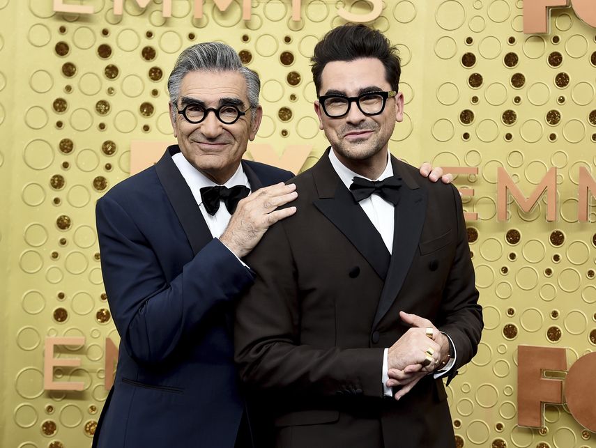 Eugene Levy, izquierda, y Dan Levy aparecen en la 71ª edición de los Premios Primetime Emmy en Los Ángeles el 22 de septiembre de 2019.
