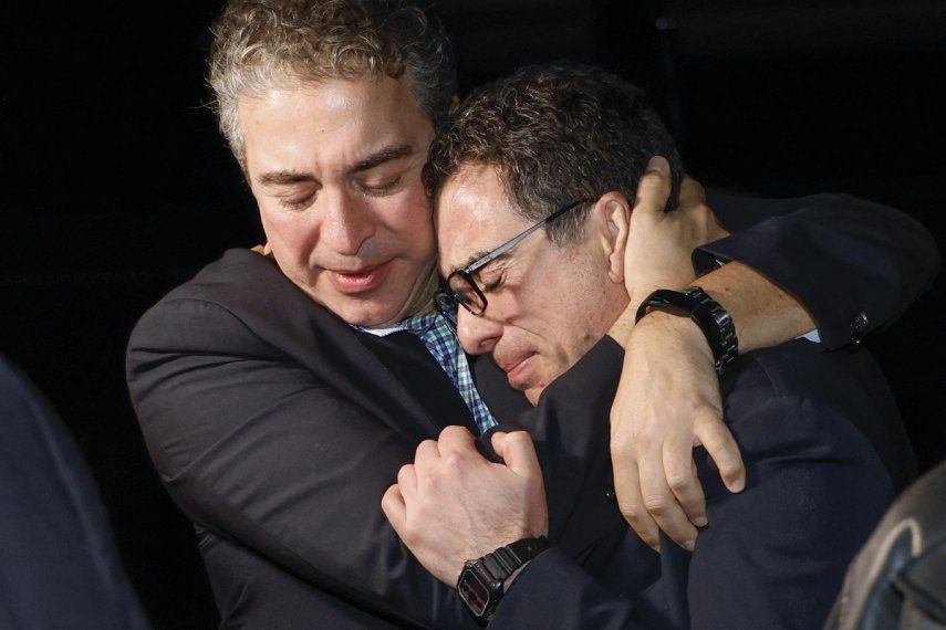 Los familiares abrazan a los estadounidenses liberados Siamak Namazi, Morad Tahbaz y Emad Shargi.