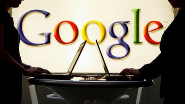 Dos mujeres frente al logo de Google.