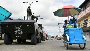 Soldados patrullan las calles en vehículos blindados en Portoviejo, Ecuador.