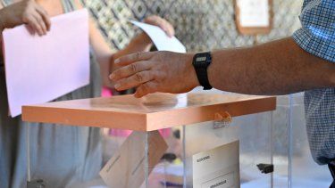 Un hombre deposita su voto en un colegio electoral en Madrid, durante las elecciones generales de España el 23 de julio de 2023.&nbsp;