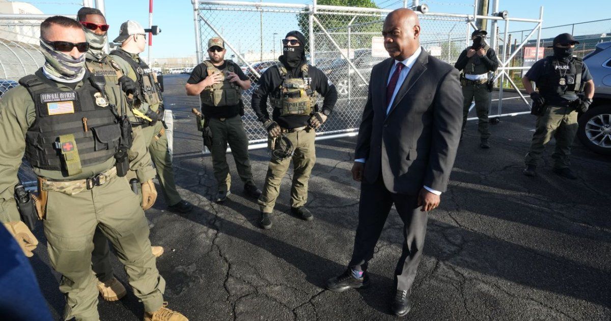 Arrestan por allanamiento a alcalde que protestaba contra centro de detención de migrantes en Nueva York