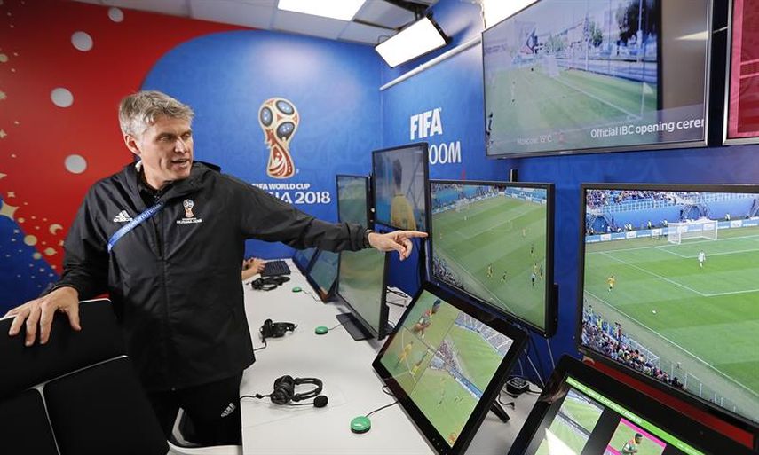 El Comité Ejecutivo de la UEFA decidió en septiembre introducir el uso del&nbsp;VAR&nbsp;en la Supercopa 2019 y en la próxima edición de la Liga de Campeones y plantea utilizarlo también en la fase final de la Eurocopa 2020, desde la fase de grupos de la Liga Europa 2020-21 y en la fase final de la Liga de Naciones 2021.