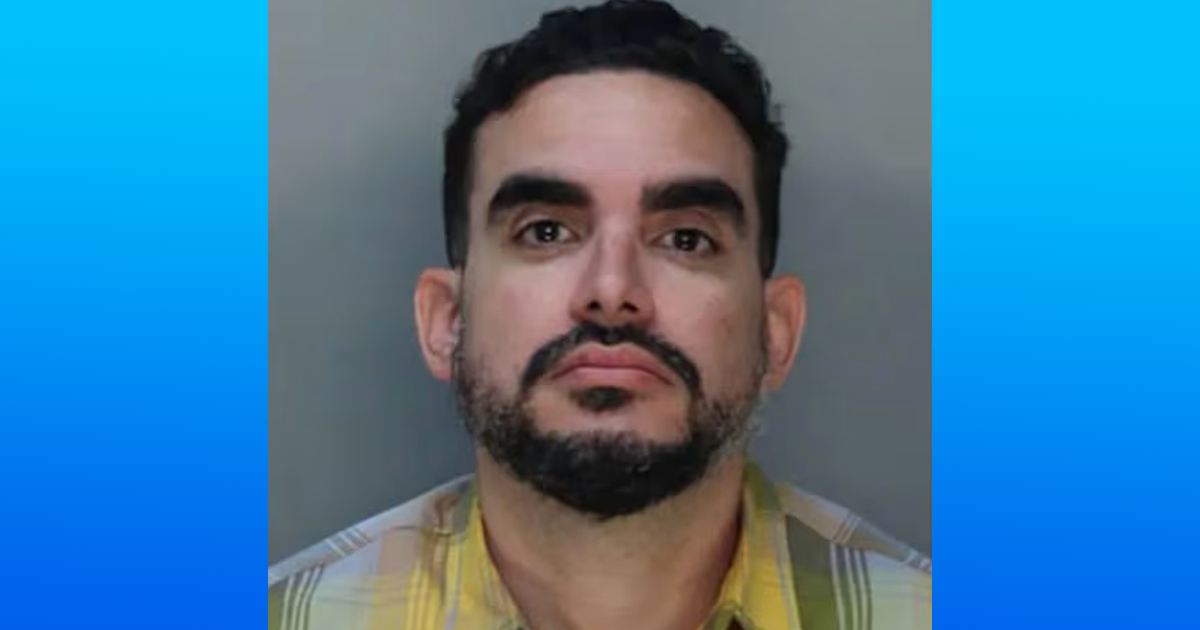 Arrestan agente en Miami-Dade acusado de atacar a su esposa, presenta múltiples lesiones