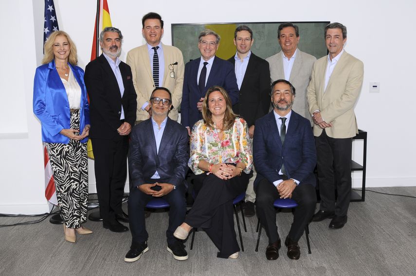 Representantes institucionales y empresariales durante el encuentro Sevilla-Miami |&nbsp; De izquierda a derecha (fila superior): Rocío Sañudo Limón (Lemon Media), Jordi Boada (TRADE), Santiago García Dils (Sevilla City Office), Rafael Carmona (Autoridad Portuaria de Sevilla), Juan Carlos Pereira (Spain-US Chamber of Commerce y José Marquina (Bernardo de Gálvez Bussines Club). Fila inferior: Javier Yraola (Consulado de España en Miami), Aylton Sousa (Amazon Web Service), Angie Moreno (Ayuntamiento de Sevilla) y Jorge Molinero (Club Victoria).