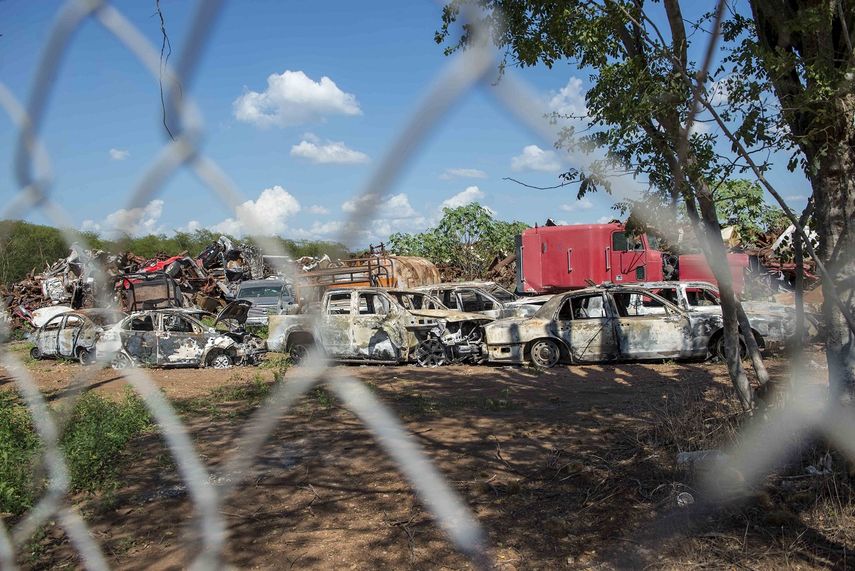 Esta fotografía de archivo del sábado 26 de octubre de 2019 muestra vehículos quemados y con agujeros de bala tras una balacera reciente, en un terreno de la procuraduría para estacionar vehículos implicados en investigaciones, en Culiacán, México.&nbsp;