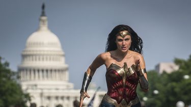 En esta imagen difundida por Warner Bros. Pictures, Gal Gadot como la Mujer Maravilla en una escena de Wonder Woman 1984. 