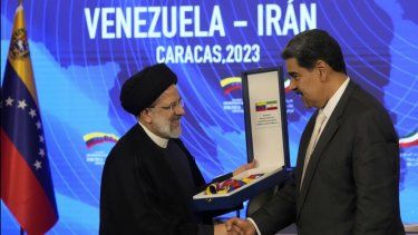El presidente de Irán, Ebrahim Raisi, con el dictador Nicolás Maduro, a su llegada al palacio presidencial de Miraflores en Caracas, el lunes 12 de junio de 2023.&nbsp;
