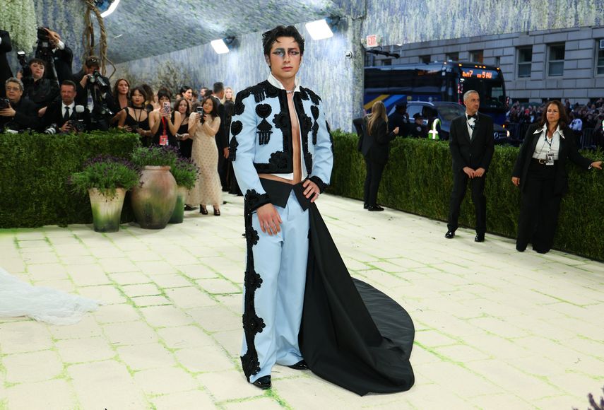 El actor estadounidense Hudson Williams llega a la Gala del Met de 2026, que celebra el Arte del Vestuario, en el Museo Metropolitano de Arte de Nueva York, el 4 de mayo de 2026.