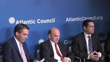 Elliott Abrams, representante especial del Departamento de Estado de Estados Unidos para la crisis en Venezuela y el embajador de Venezuela en EEUU, Carlos Vecchio participan en el foro del Atlantic Council.