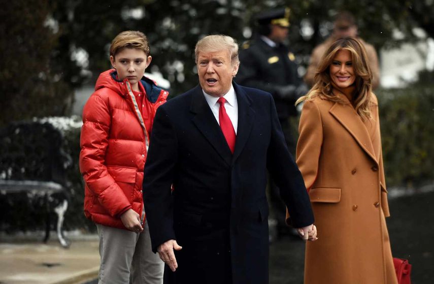 El presidente Donald Trump junto a la primera dama, Melania, y su hijo Barron, en una imagen de archivo fechada en febrero de 2019 en la Casa Blanca.&nbsp;