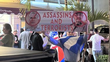 Decenas de exiliados cubanos y miembros de organizaciones pro libertad en Cuba participaron en la vigilia.