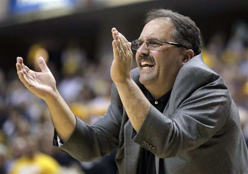 El entrenador del Magic de Orlando, Stan Van Gundy, aplaude en un partido el 8 de abril de 2012 en Indianápolis. Van Gundy fue contratado por los Pistons de Detroit