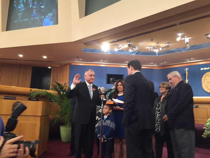 El nuevo presidente de la Comisión del Condado Miami-Dade, Esteban Bovo, cuando era juramentado por el Senador federal, por Florida, Marco Rubio.&nbsp;