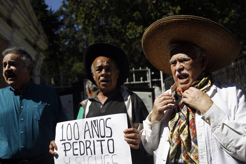 Seguidores del actor y cantante mexicano se reúnen en su tumba.