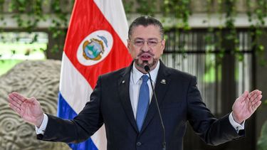 El presidente de Costa Rica, Rodrigo Chaves, habla durante una conferencia de prensa en la casa presidencial en San José.