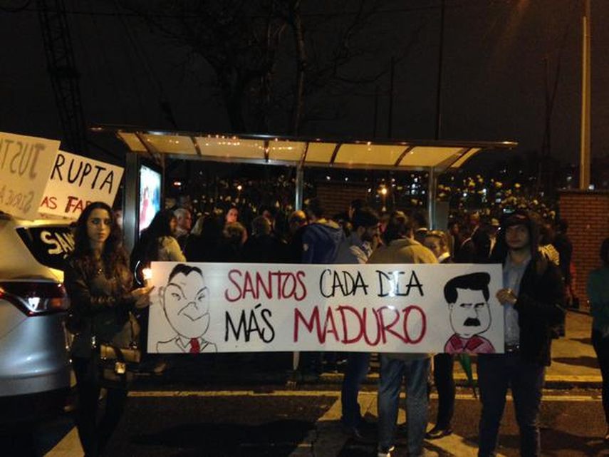 Manifestantes frente a instalaciones militares al norte de Bogotá el 16ABR15. Foto: @MariaFdaCabal