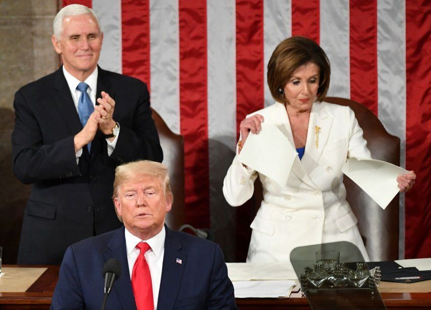 El vicepresidente de Estados Unidos, Mike Pence, aplaude mientras la presidenta de la Cámara de Representantes, Nancy Pelosi, rompe una copia del discurso del presidente Donald Trump, después de que él pronuncia el discurso sobre el Estado de la Unión en el Capitolio, en Washington, DC, el 4 de febrero de 2020.