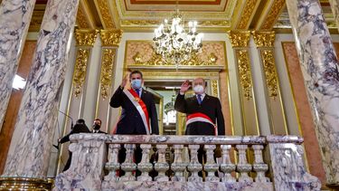 El presidente interino de Perú, Manuel Merino (izquierda.), y el político conservador Antero Flores-Araoz saludando durante la ceremonia de juramentación de este último como Jefe de Gabinete en Lima el 11 de noviembre de 2020.
