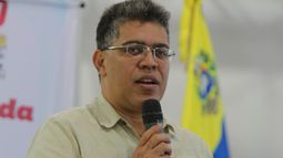 El oficialista Elías Jaua.