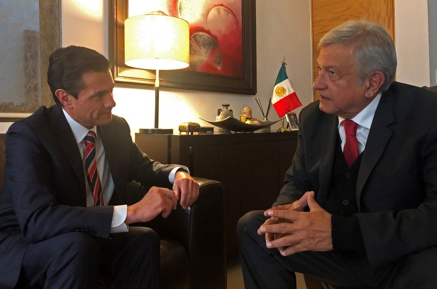 El presidente electo de México Andrés Manuel López&nbsp;Obrador &nbsp;y el mandatario saliente Enrique Peña Nieto durante una reunión en Ciudad de México.