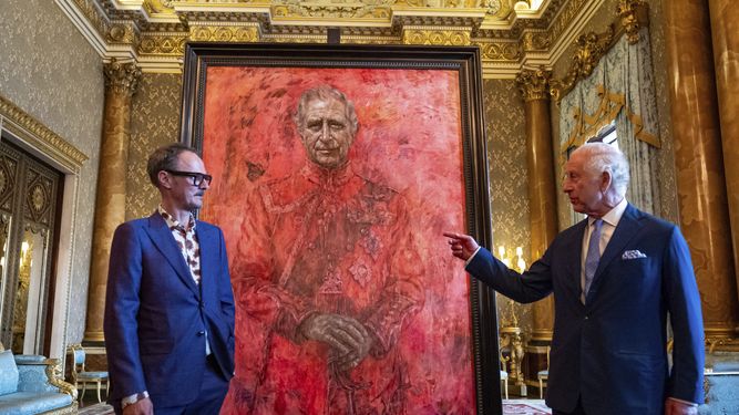 El artista Jonathan Yeo y Carlos III desvelan el retrato del rey realizado por Yeo en el Palacio de Buckingham, en Londres, el martes 14 de mayo de 2024.