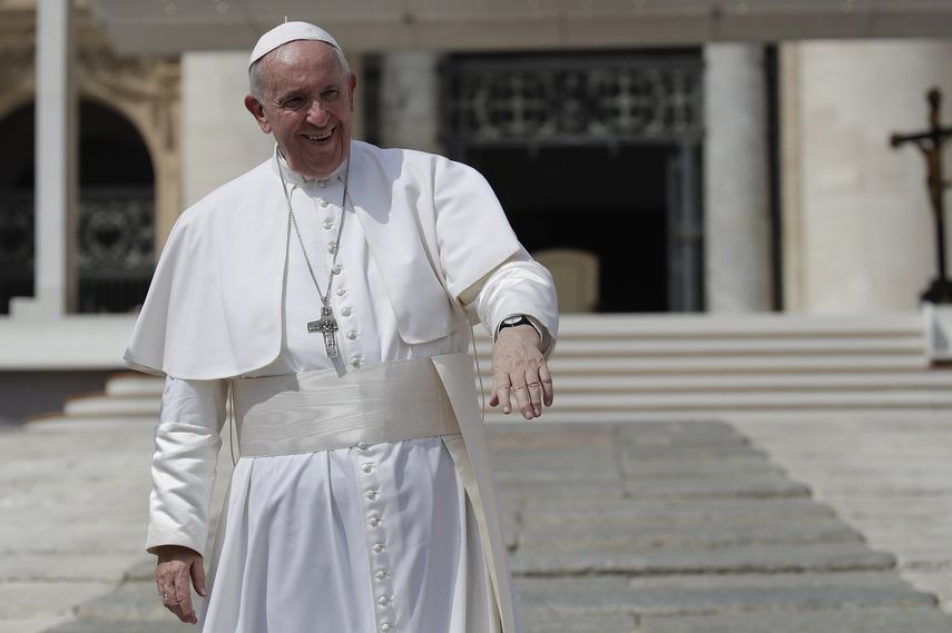El papa Francisco saluda a peregrinos y fieles al marcharse de la Plaza de San Pedro del Vaticano el miércoles 28 de agosto de 2019.&nbsp;