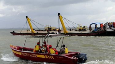 Según el diario Folha de Sao Paulo, que citó al Cuerpo de Bomberos, 25 personas fueron rescatadas con vida. Las causas del naufragio no estaban claras.