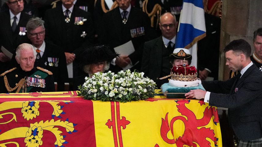 El rey Carlos III, la reina consorte Camila y la princesa Ana miran mientras el duque de Hamilton, Alexander Douglas-Hamilton, coloca la corona de Escocia sobre el ataúd de la reina Isabel II dentro de la catedral de St. Giles en Edimburgo el 12 de septiembre de 2022, durante un servicio de Acción de Gracias por su vida.